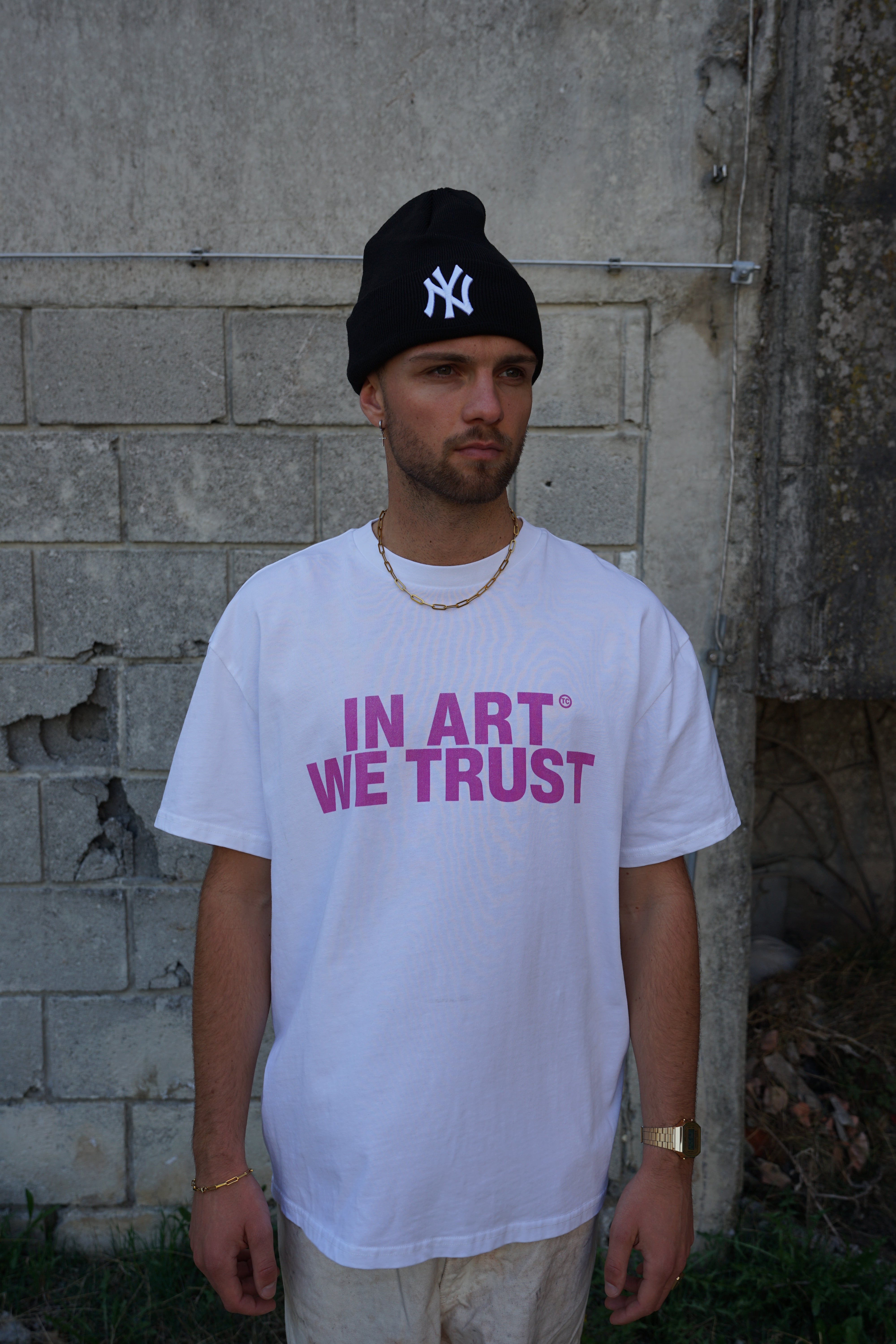 Kaufe deine Vintage und Streetwear Mode bei TASTECLOTHING. Deine Streetwear und Vintage Klamotten, bei uns erhältlich. Wie zum Beispiel IN ART WE TRUST Oversized Shirt Weiß T-Shirt .