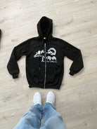 Kaufe deine Vintage und Streetwear Mode bei TASTECLOTHING. Deine Streetwear und Vintage Klamotten, bei uns erhältlich. Wie zum Beispiel Lost Boys Vintage Zip-Hoodie Hoodies & Sweatshirts .