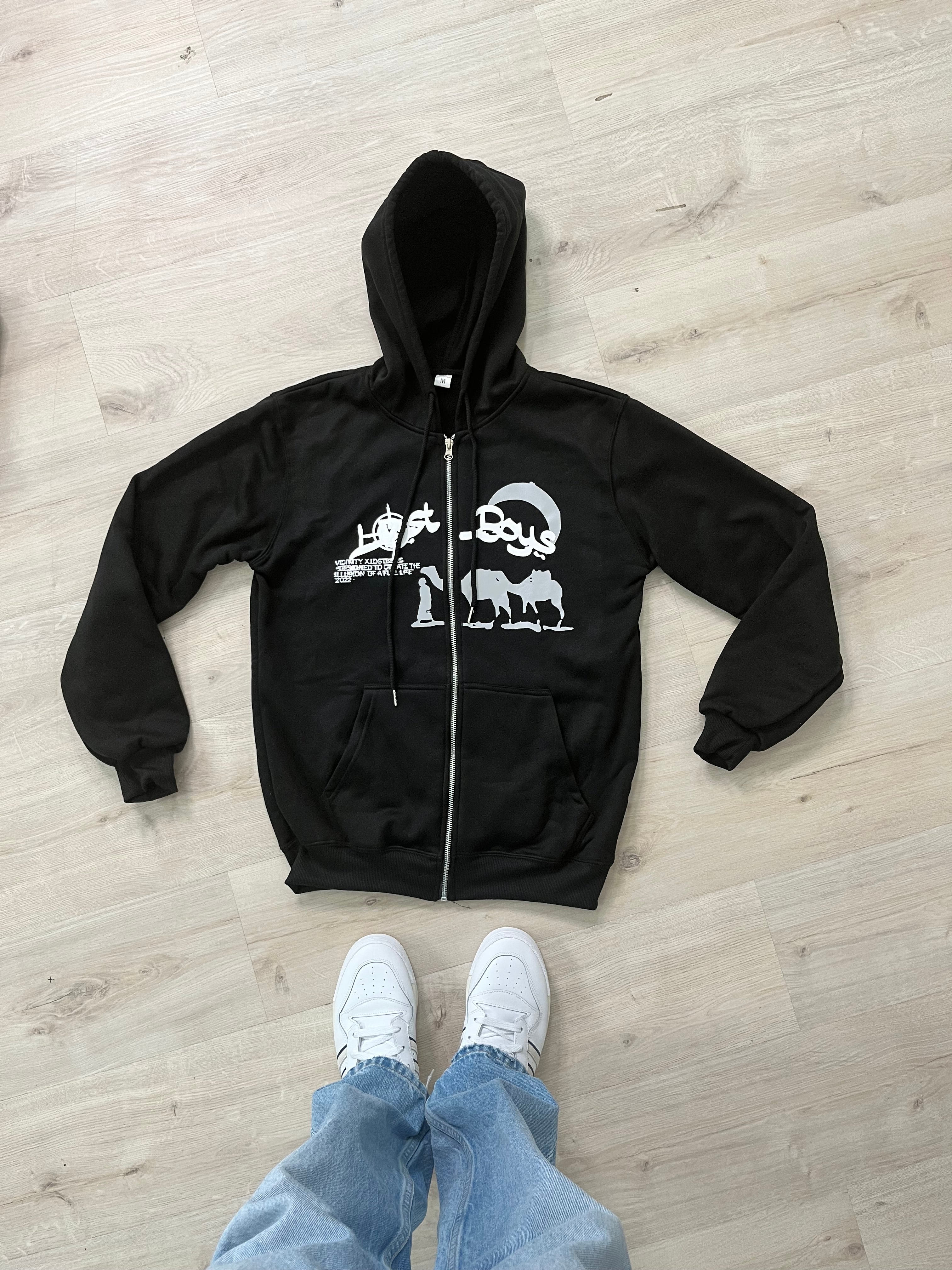 Kaufe deine Vintage und Streetwear Mode bei TASTECLOTHING. Deine Streetwear und Vintage Klamotten, bei uns erhältlich. Wie zum Beispiel Lost Boys Vintage Zip-Hoodie Hoodies & Sweatshirts .