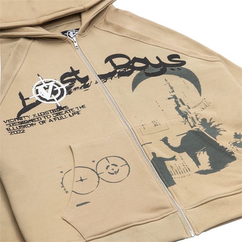 Kaufe deine Vintage und Streetwear Mode bei TASTECLOTHING. Deine Streetwear und Vintage Klamotten, bei uns erhältlich. Wie zum Beispiel Lost Boys Vintage Zip-Hoodie Hoodies & Sweatshirts .