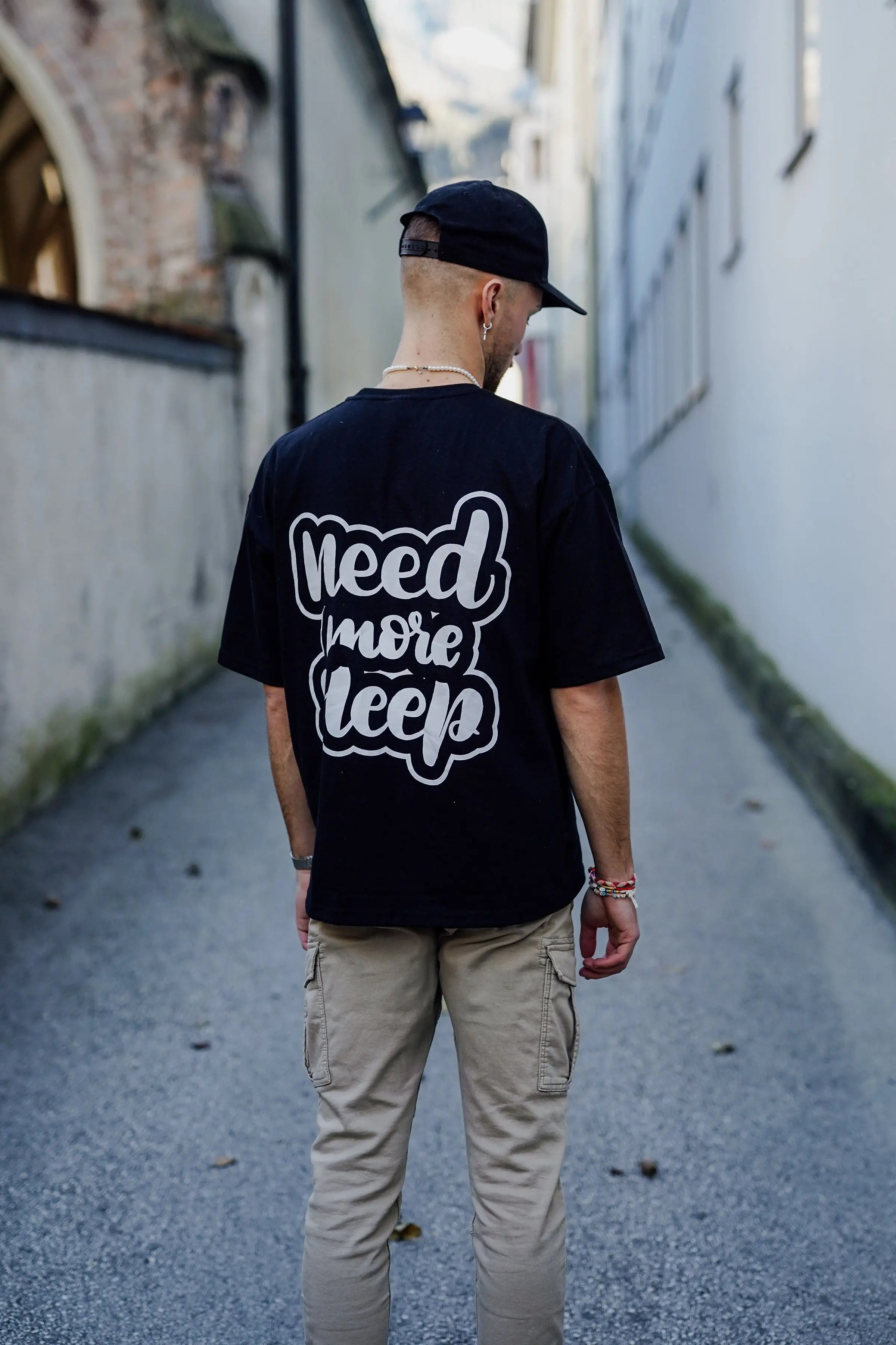 Kaufe deine Vintage und Streetwear Mode bei TASTECLOTHING. Deine Streetwear und Vintage Klamotten, bei uns erhältlich. Wie zum Beispiel Need more Sleep Oversize T-Shirt Streetwear .