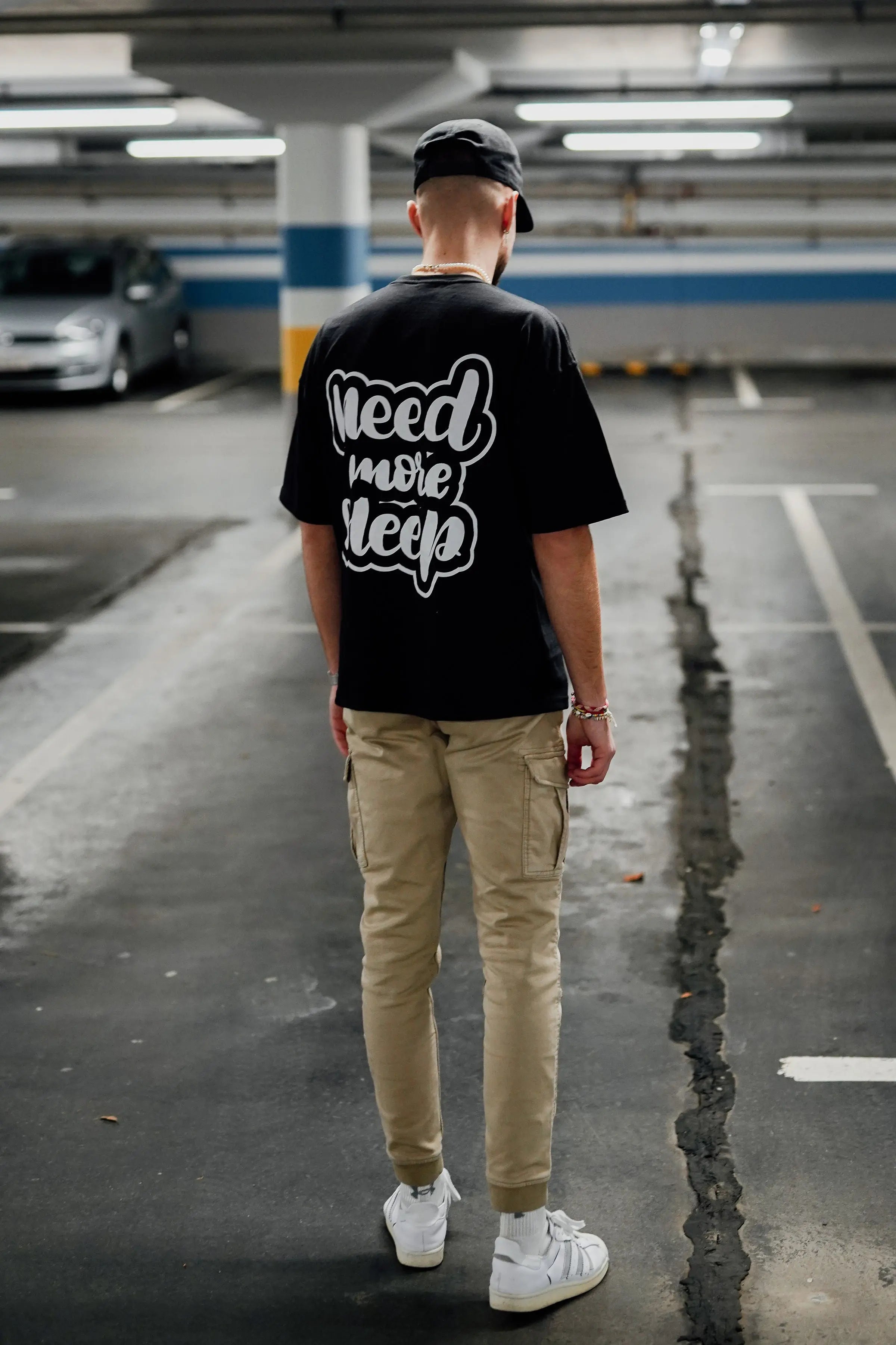 Kaufe deine Vintage und Streetwear Mode bei TASTECLOTHING. Deine Streetwear und Vintage Klamotten, bei uns erhältlich. Wie zum Beispiel Need more Sleep Oversize T-Shirt Streetwear .